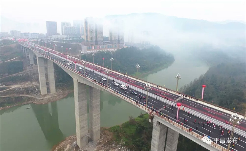 该桥既是铁路平昌站连通巴达高速公路和