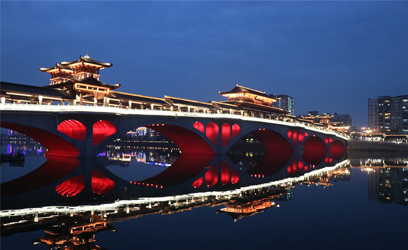 昔日彩虹桥，如今网红桥，新津这座廊桥夜景你去打卡了吗？