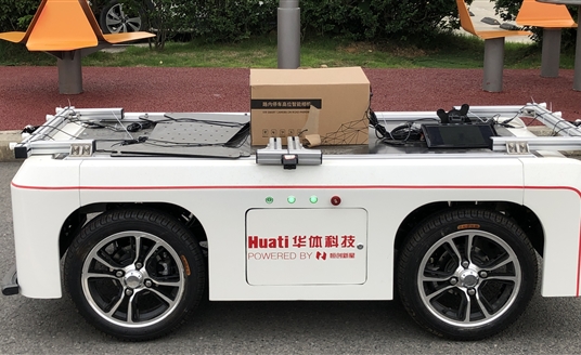 超酷！华小车&华小杆带来「车路协同」精彩演示